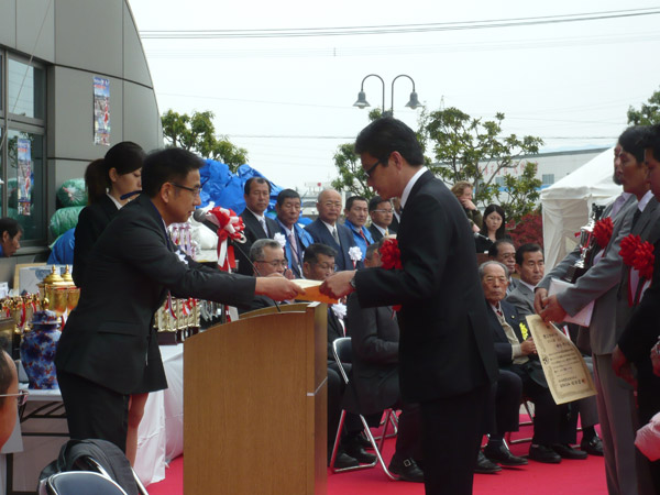 Odawara-san receiving a prize